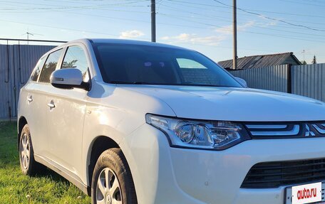 Mitsubishi Outlander III рестайлинг 3, 2014 год, 1 450 000 рублей, 2 фотография