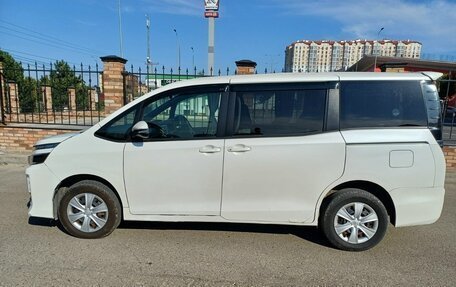 Toyota Voxy III, 2014 год, 1 800 000 рублей, 2 фотография