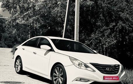 Hyundai Sonata VI, 2011 год, 1 100 000 рублей, 1 фотография