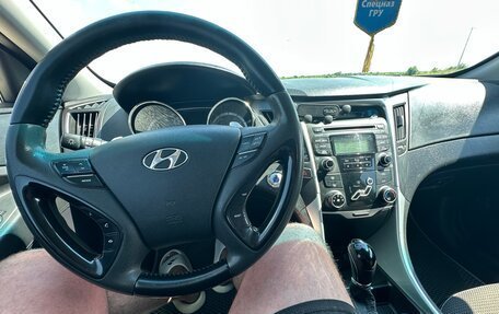 Hyundai Sonata VI, 2011 год, 1 100 000 рублей, 7 фотография