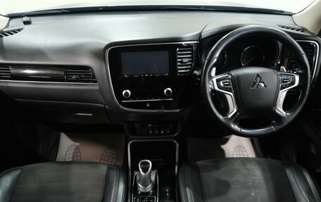 Mitsubishi Outlander III рестайлинг 3, 2020 год, 3 099 000 рублей, 20 фотография