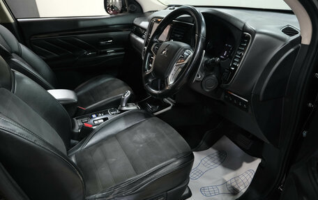 Mitsubishi Outlander III рестайлинг 3, 2020 год, 3 099 000 рублей, 16 фотография