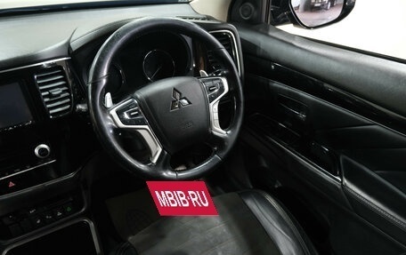 Mitsubishi Outlander III рестайлинг 3, 2020 год, 3 099 000 рублей, 19 фотография