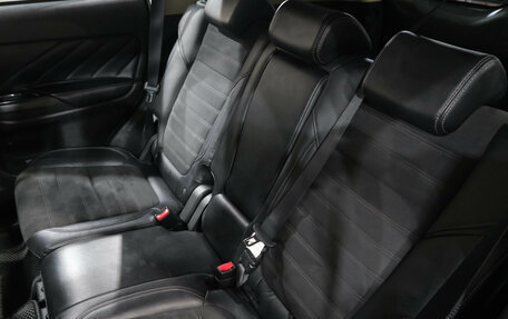 Mitsubishi Outlander III рестайлинг 3, 2020 год, 3 099 000 рублей, 38 фотография