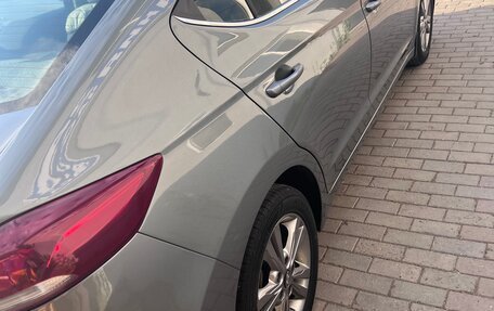 Hyundai Elantra VI рестайлинг, 2018 год, 1 300 000 рублей, 10 фотография