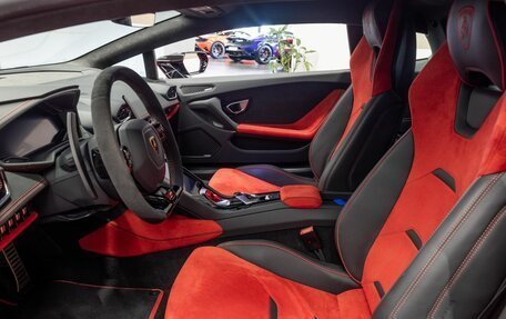 Lamborghini Huracán, 2022 год, 33 000 000 рублей, 18 фотография
