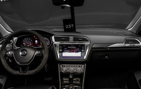 Volkswagen Tiguan II, 2018 год, 3 000 000 рублей, 21 фотография
