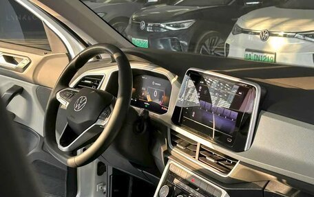 Volkswagen T-Roc I, 2024 год, 1 729 030 рублей, 3 фотография