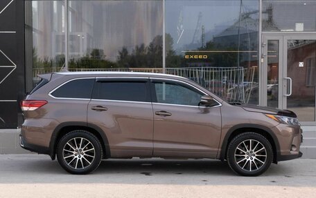 Toyota Highlander III, 2018 год, 2 850 000 рублей, 4 фотография