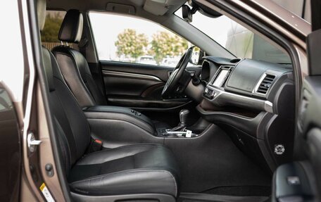 Toyota Highlander III, 2018 год, 2 850 000 рублей, 21 фотография