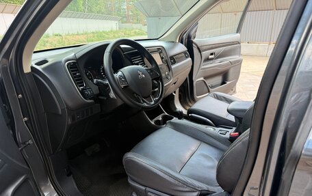 Mitsubishi Outlander III рестайлинг 3, 2016 год, 1 900 000 рублей, 7 фотография