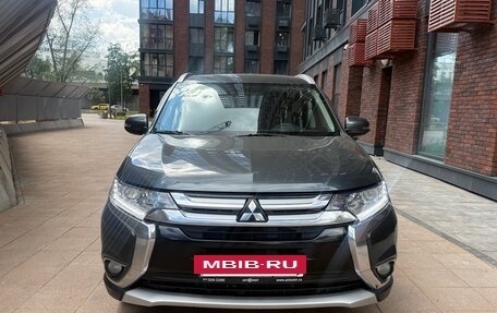 Mitsubishi Outlander III рестайлинг 3, 2016 год, 1 900 000 рублей, 2 фотография