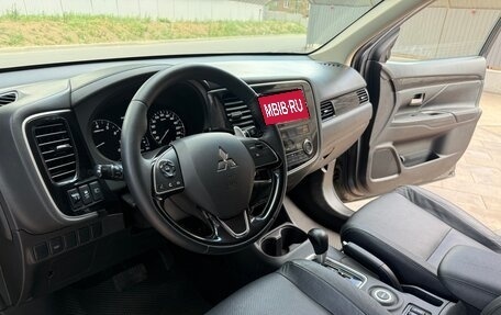 Mitsubishi Outlander III рестайлинг 3, 2016 год, 1 900 000 рублей, 10 фотография