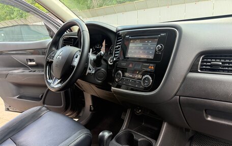 Mitsubishi Outlander III рестайлинг 3, 2016 год, 1 900 000 рублей, 23 фотография