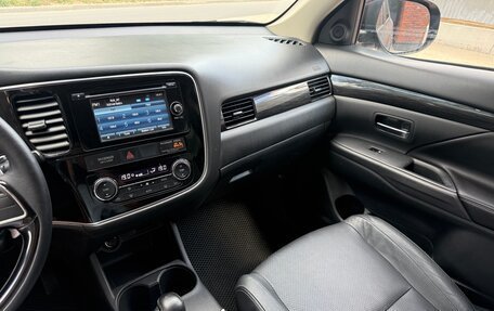 Mitsubishi Outlander III рестайлинг 3, 2016 год, 1 900 000 рублей, 25 фотография