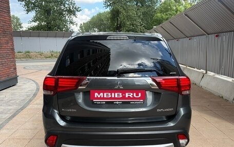 Mitsubishi Outlander III рестайлинг 3, 2016 год, 1 900 000 рублей, 17 фотография