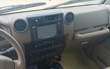 Toyota Land Cruiser 70, 2013 год, 5 300 000 рублей, 17 фотография