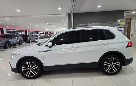 Volkswagen Tiguan II, 2022 год, 4 167 000 рублей, 3 фотография