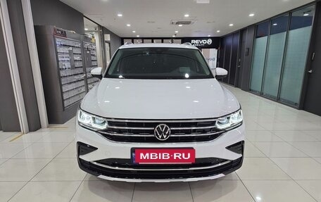 Volkswagen Tiguan II, 2022 год, 4 167 000 рублей, 2 фотография