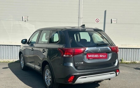 Mitsubishi Outlander III рестайлинг 3, 2021 год, 1 820 000 рублей, 6 фотография
