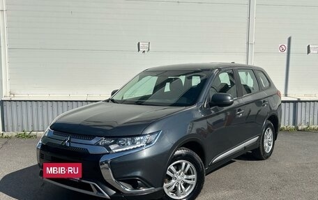 Mitsubishi Outlander III рестайлинг 3, 2021 год, 1 820 000 рублей, 2 фотография