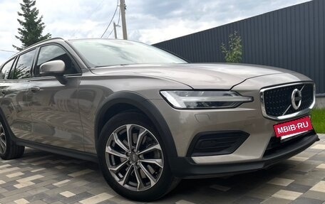 Volvo V60 Cross Country II, 2021 год, 4 200 000 рублей, 3 фотография