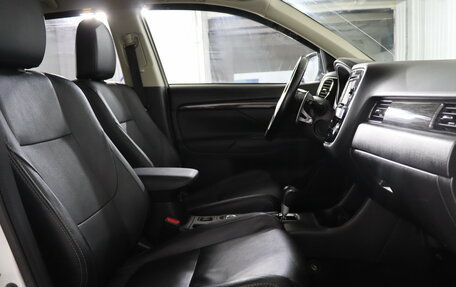 Mitsubishi Outlander III рестайлинг 3, 2015 год, 1 799 990 рублей, 11 фотография