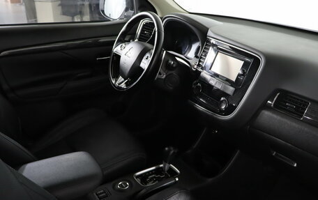 Mitsubishi Outlander III рестайлинг 3, 2015 год, 1 799 990 рублей, 12 фотография