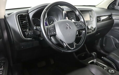 Mitsubishi Outlander III рестайлинг 3, 2015 год, 1 799 990 рублей, 13 фотография