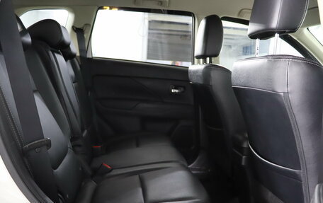 Mitsubishi Outlander III рестайлинг 3, 2015 год, 1 799 990 рублей, 9 фотография