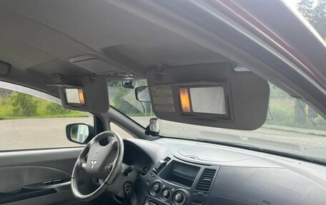Mitsubishi Grandis, 2004 год, 700 000 рублей, 34 фотография