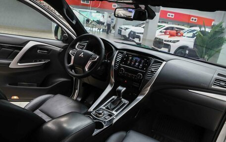 Mitsubishi Pajero Sport III рестайлинг, 2018 год, 2 550 000 рублей, 6 фотография