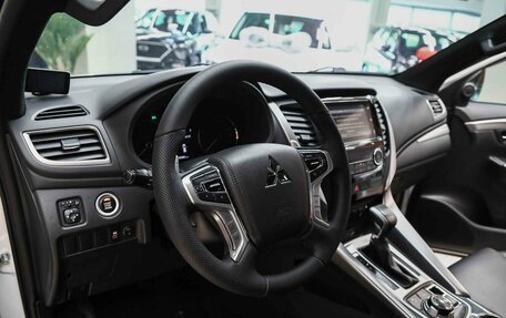 Mitsubishi Pajero Sport III рестайлинг, 2018 год, 2 550 000 рублей, 10 фотография
