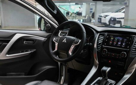 Mitsubishi Pajero Sport III рестайлинг, 2018 год, 2 550 000 рублей, 12 фотография