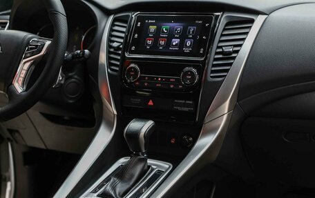 Mitsubishi Pajero Sport III рестайлинг, 2018 год, 2 550 000 рублей, 13 фотография