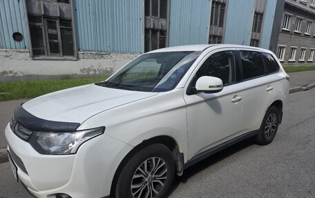 Mitsubishi Outlander III рестайлинг 3, 2012 год, 800 000 рублей, 2 фотография