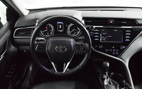 Toyota Camry, 2018 год, 2 650 000 рублей, 12 фотография