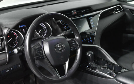 Toyota Camry, 2018 год, 2 650 000 рублей, 18 фотография