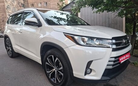 Toyota Highlander III, 2017 год, 3 000 000 рублей, 2 фотография