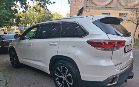 Toyota Highlander III, 2017 год, 3 000 000 рублей, 3 фотография