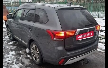 Mitsubishi Outlander III рестайлинг 3, 2020 год, 230 000 рублей, 2 фотография