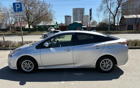 Toyota Prius IV XW50, 2018 год, 1 600 000 рублей, 6 фотография