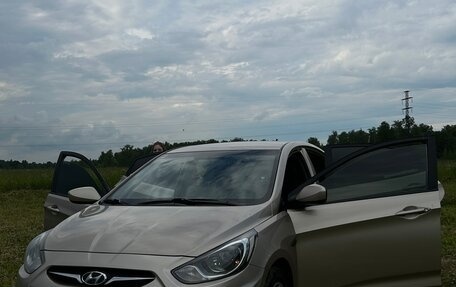 Hyundai Solaris II рестайлинг, 2011 год, 730 000 рублей, 3 фотография