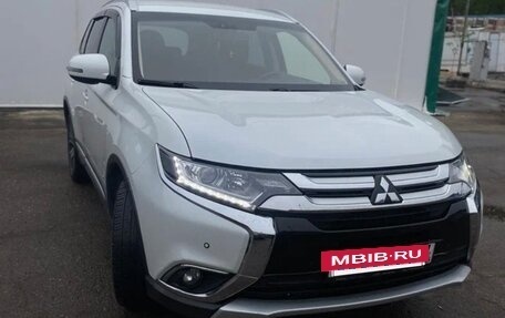 Mitsubishi Outlander III рестайлинг 3, 2018 год, 2 100 000 рублей, 3 фотография