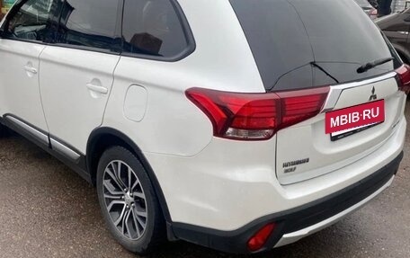 Mitsubishi Outlander III рестайлинг 3, 2018 год, 2 100 000 рублей, 2 фотография