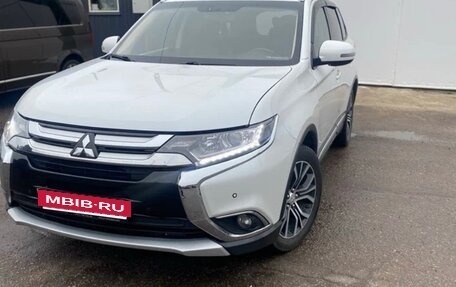 Mitsubishi Outlander III рестайлинг 3, 2018 год, 2 100 000 рублей, 5 фотография