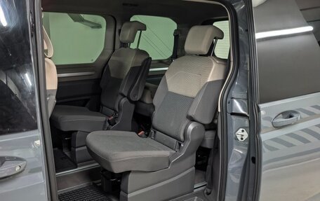 Volkswagen Multivan, 2022 год, 5 300 000 рублей, 4 фотография