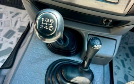 Toyota Land Cruiser 100 рестайлинг 2, 2006 год, 2 859 000 рублей, 17 фотография
