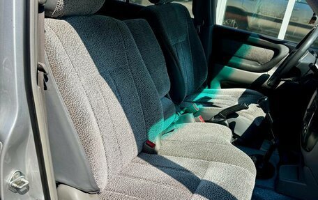 Toyota Land Cruiser 100 рестайлинг 2, 2006 год, 2 859 000 рублей, 23 фотография