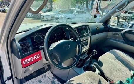 Toyota Land Cruiser 100 рестайлинг 2, 2006 год, 2 859 000 рублей, 13 фотография